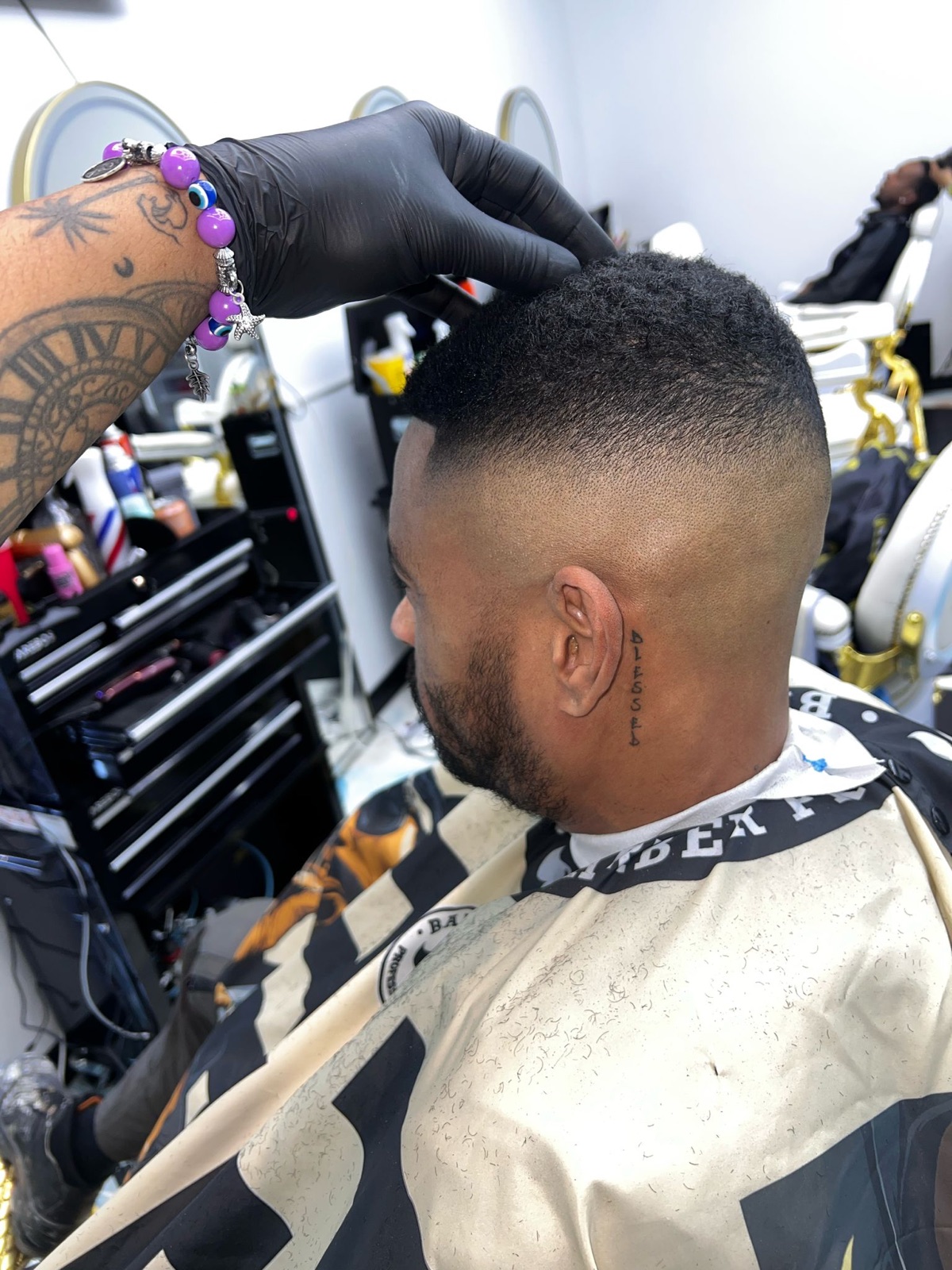 Barber zet een strakke line-up bij Billionaire Barbershop